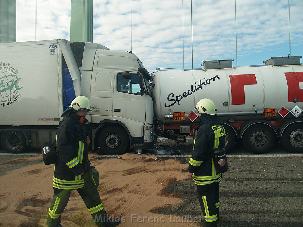 VU 4 LKW s Rodenkirchnerbruecke Rich Olpe P059.JPG